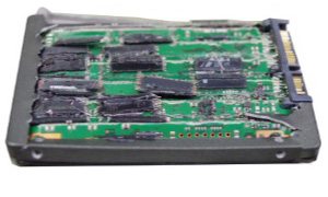 SSDやフラッシュメモリの基板を波形に折り曲げメモリチップをくまなく破断